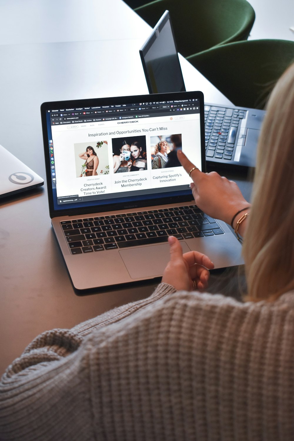 Profissional de marketing analisando um site no notebook - criação de sites para psicólogos
